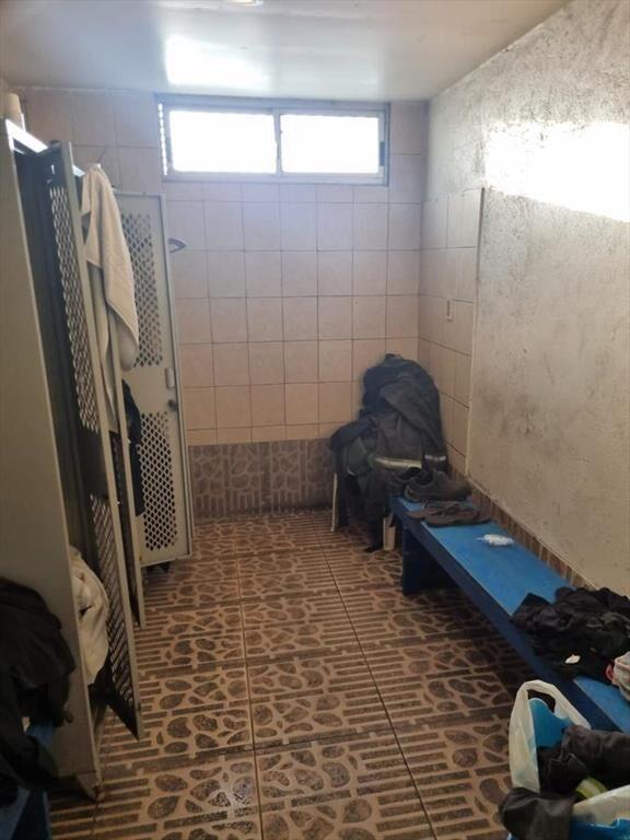Proximo ruta 102 y Belloni, 1600 m2 con baños, vestuarios y