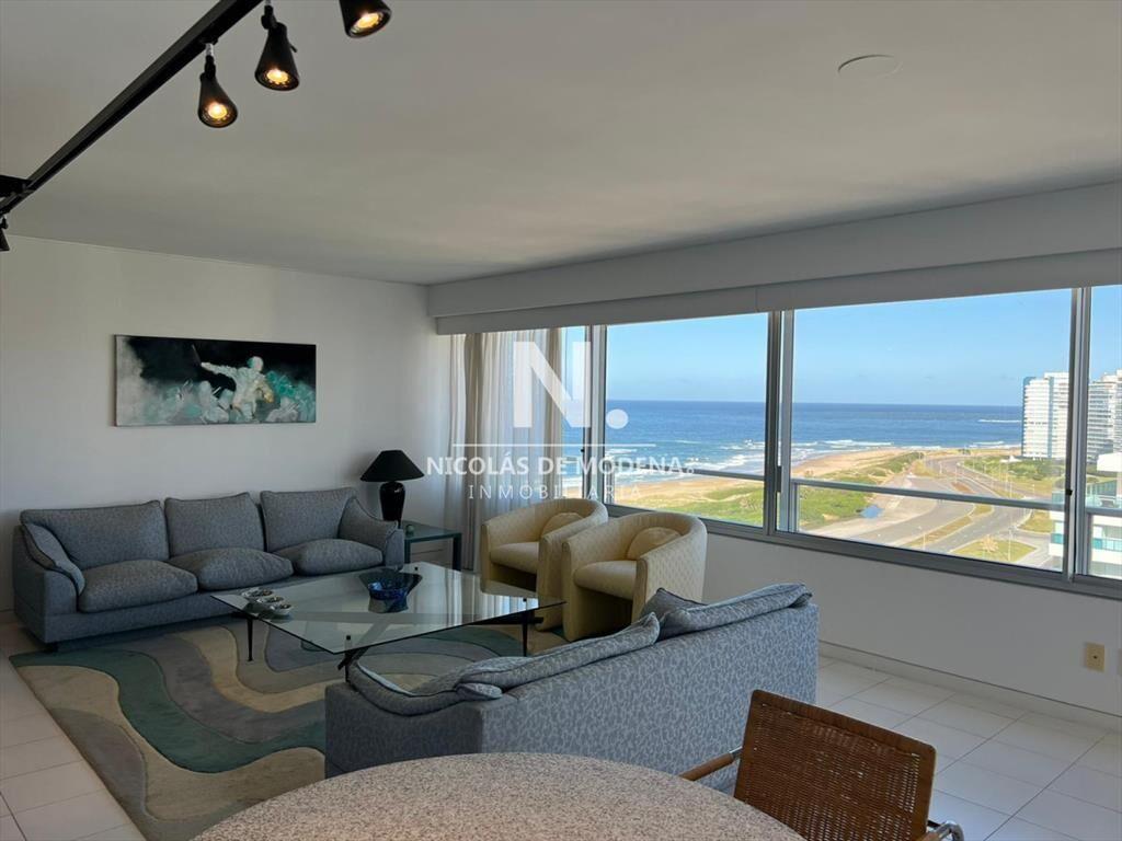 Apartamento de 3 dormitorios en playa brava al