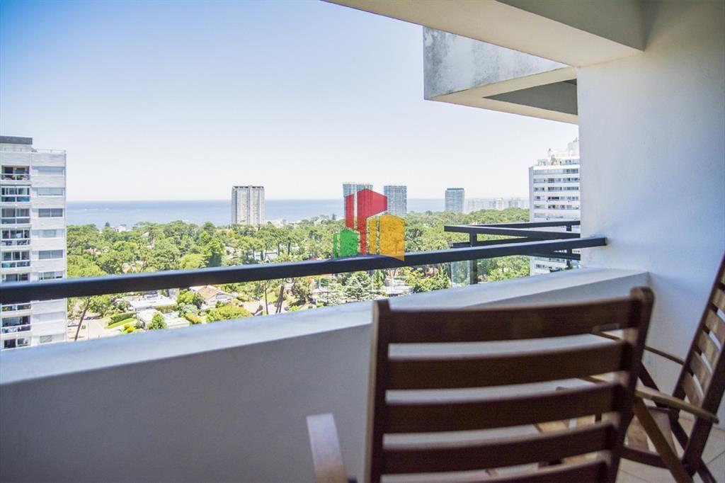 Vende apto de 2 dormitorios con vista al mar en