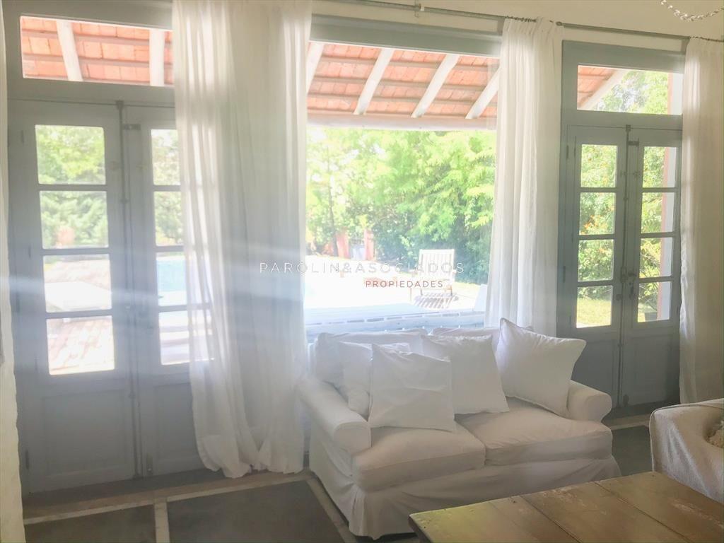 Casa en venta de 2 dormitorios en La Barra, Punta del Este.