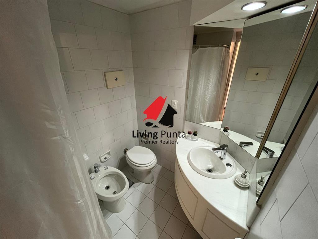 Vende apartamento de 2 dormitorios en Punta del