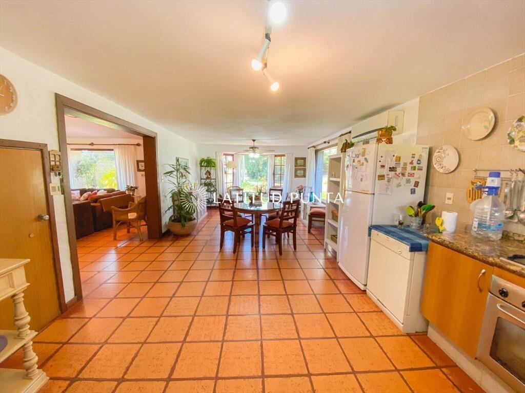 Casa de 4 dormitorios y parrillero