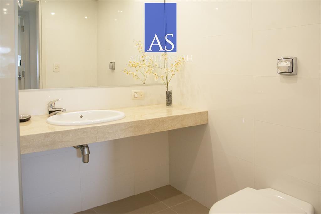 Apartamento frente a al mar Playa Brava en venta.