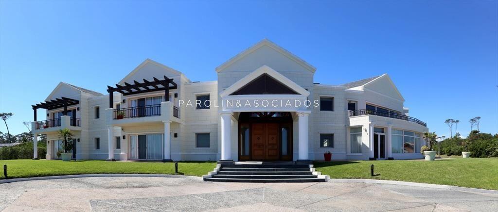 Casa en venta de 5 dormitorios en primera linea