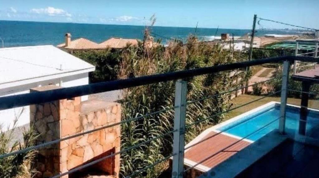 CASA EN VENTA DE 4 DORMITORIOS EN MANANTIALES