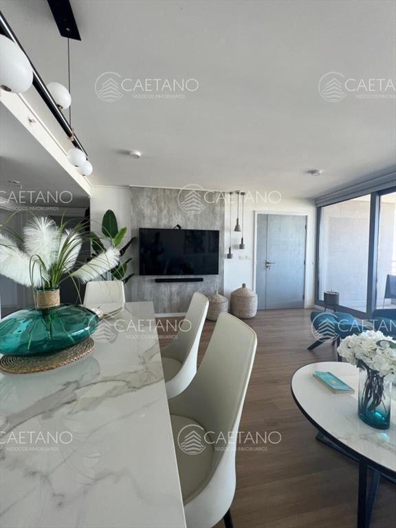 Vende apartamento de 2 dormitorios en suite, con