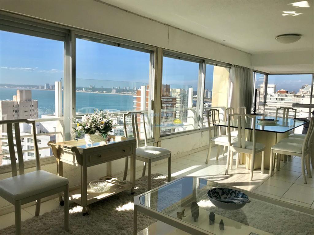 Apartamento de 3 dormitorios en Torre Verona , ,