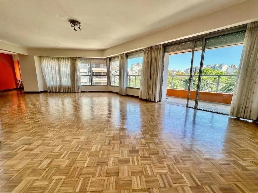 Venta de apartamento de 3 dormitorios y servicio en Villa Bi