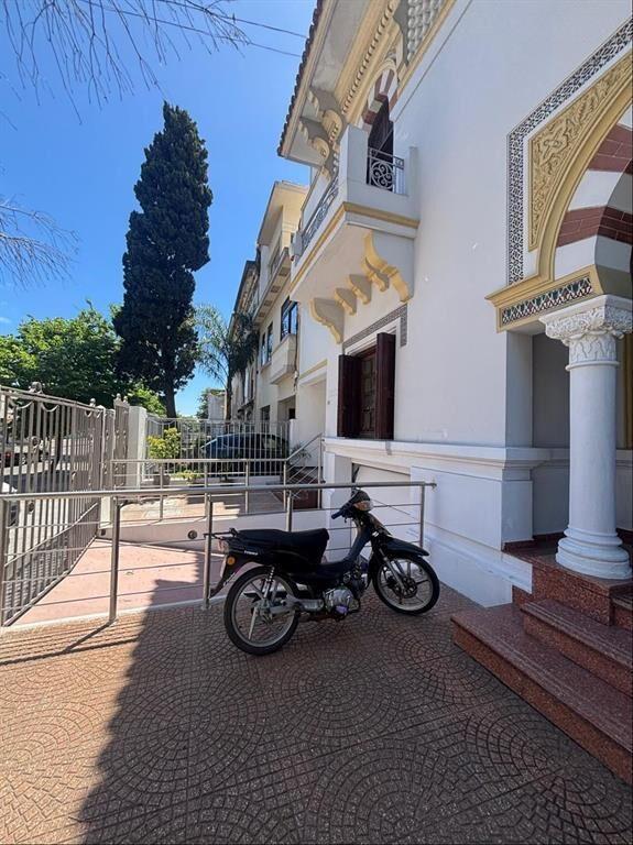 Pocitos Alquiler excelente casa de 6 ambientes 4 baños gara