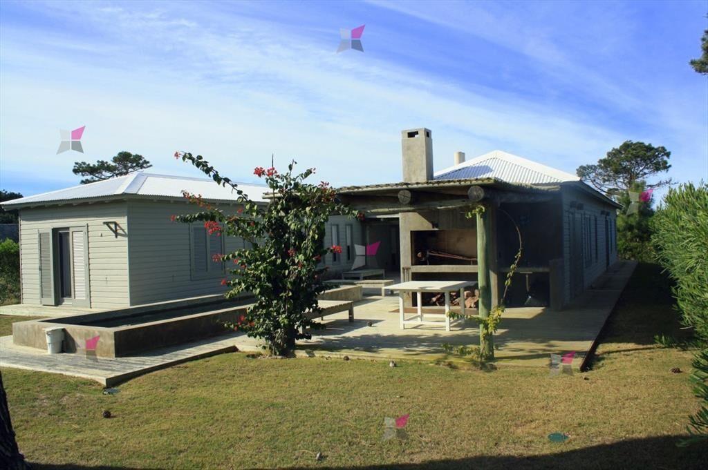 VENTA DE CASA DE 3 DORMITORIOS Y SERVICIO EN DEL