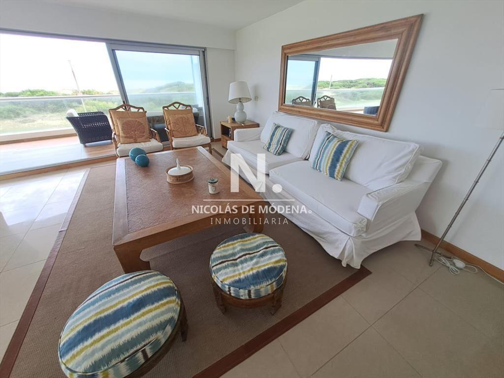 Apartamento en venta de 3 dormitorios y servcio