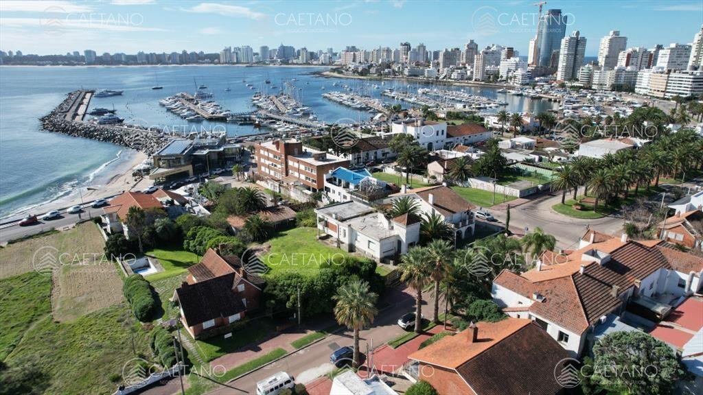 Chalet en venta con vista al mar en casco de la