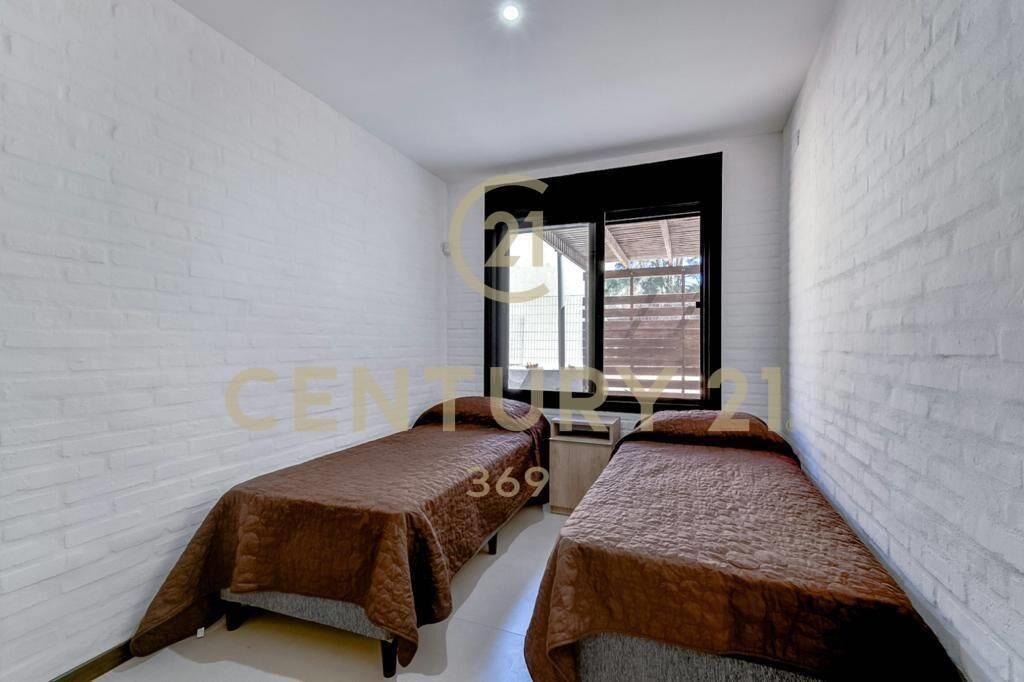 2 Excelentes Casas. Gran PISCINA!! La mejor construcción...