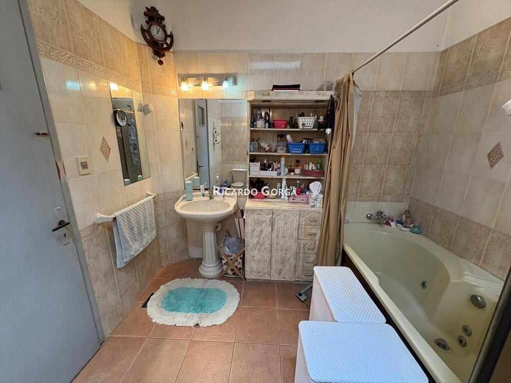 Casa de dos plantas en Venta de 5 Dormitorios, Fondo Bbc...