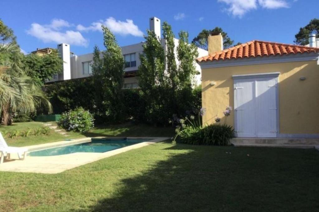 CASA EN VENTA DE 3 DORMITORIOS EN LA BARRA