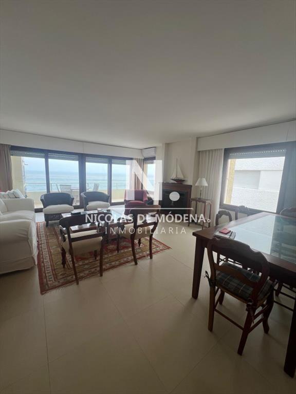 En venta apartamento de 2 dormitorios en edificio