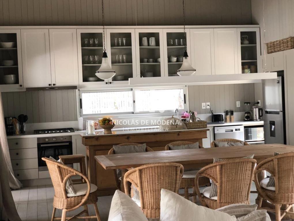 Casa de 4 dormitorios en venta en barrio cerrado.