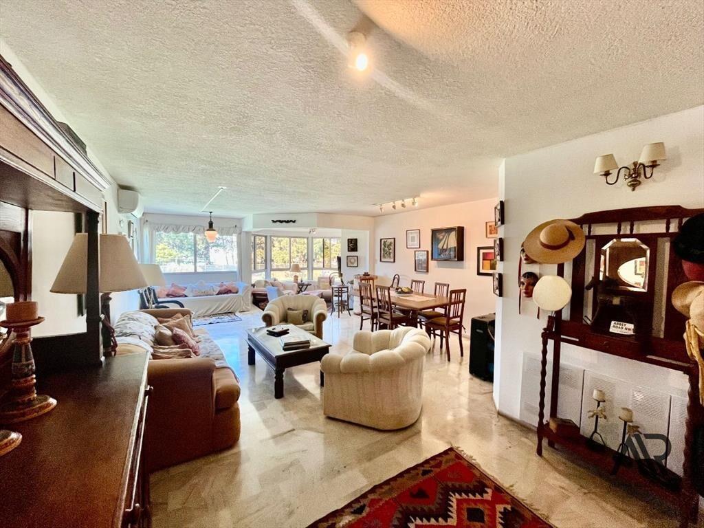 Apartamento en venta c/ cochera en Cantegril