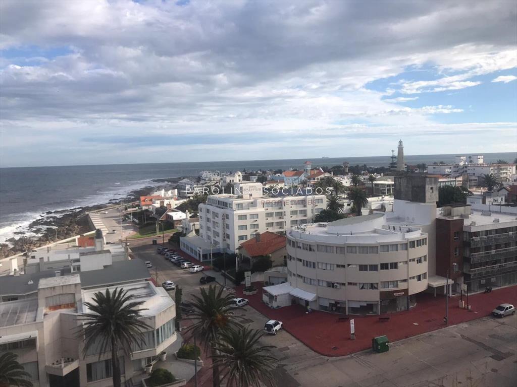 Apartamento en venta en Península vista al mar.