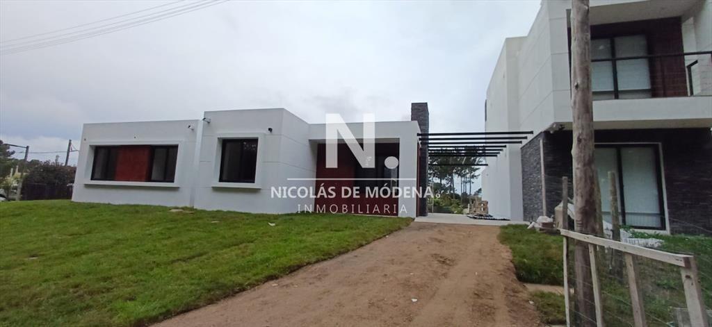 Casa de 3 dormitorios en Parque Burnett a la a