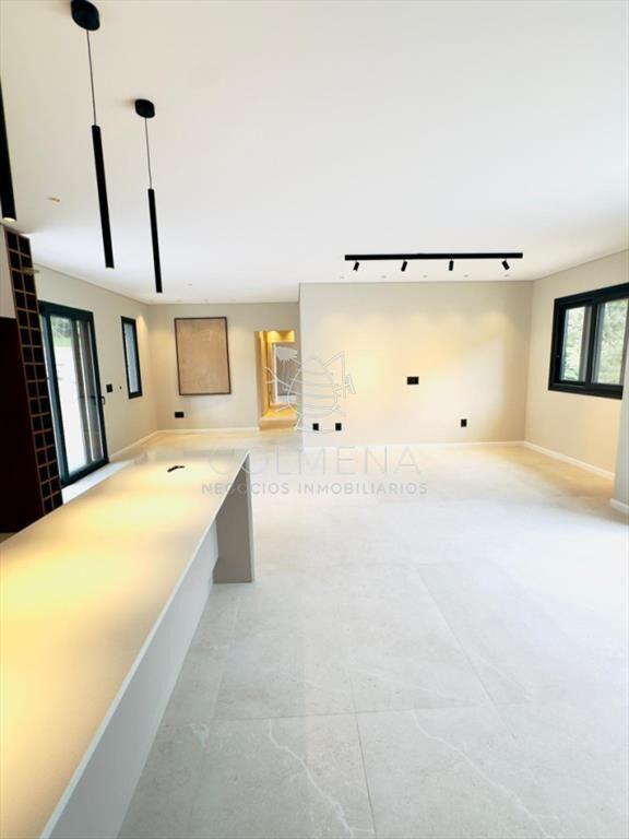Vende casa a estrenar en Club del lago, Punta