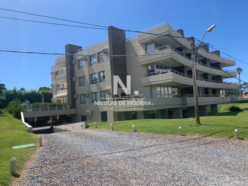 Vende apartamento con parrillero, de 3 dormitorios en playa