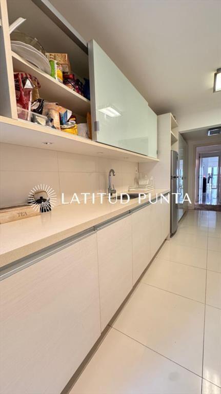 Apartamento frente al mar, 2 dormitorios más dependencia