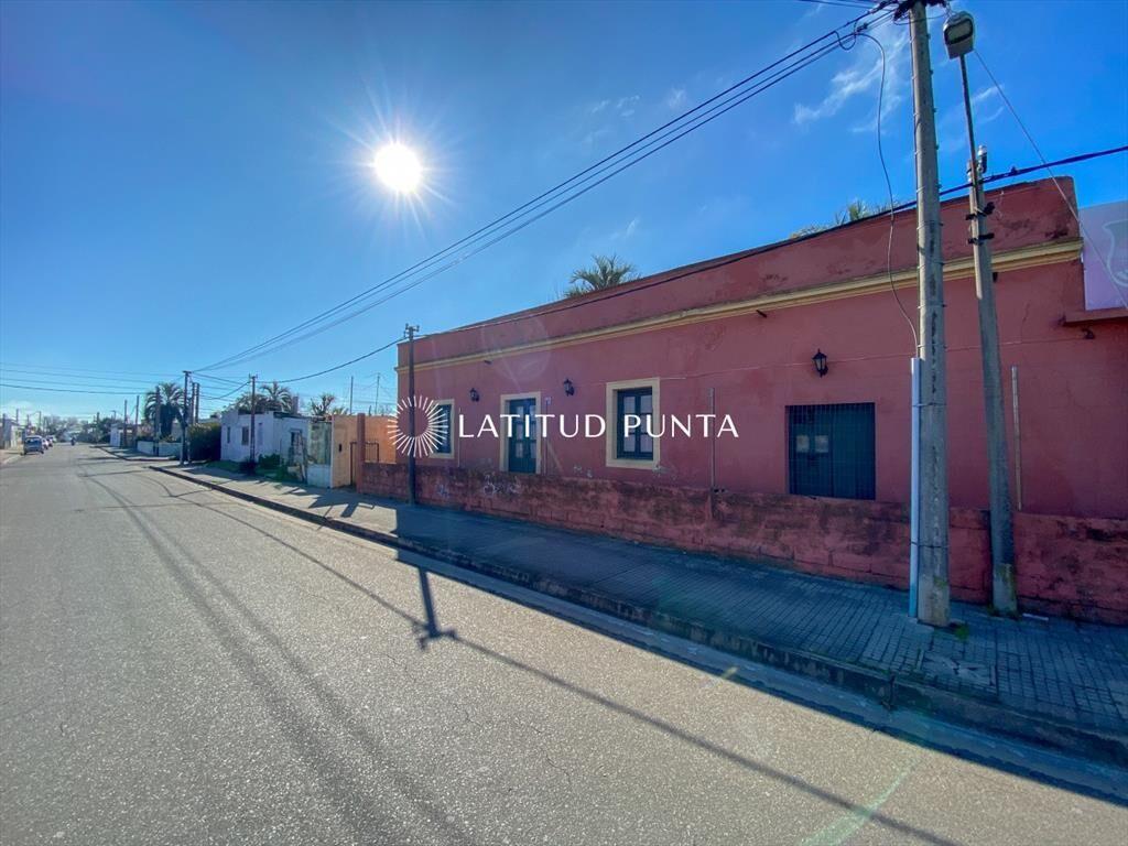 Terreno con construcción a media cuadra de Av