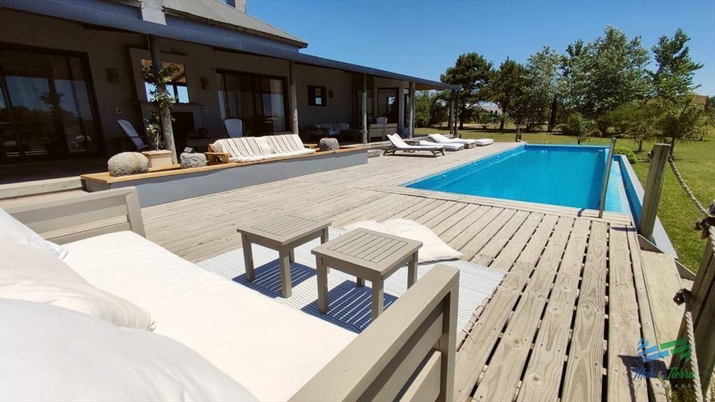 Venta de Hermosa Casa sobre la laguna en El