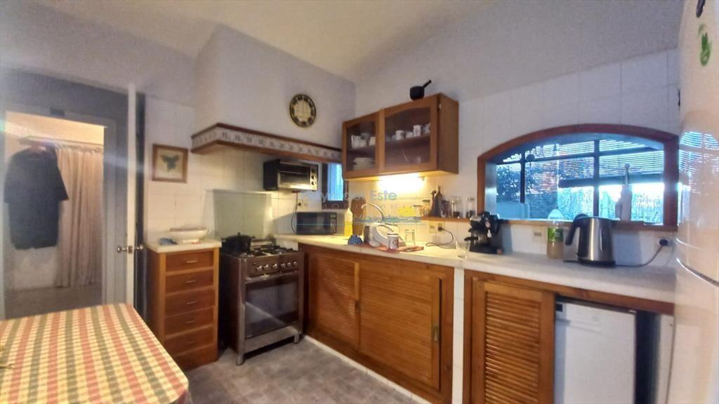 Vende casa de 3 dormitorios (incluye depp), en 4