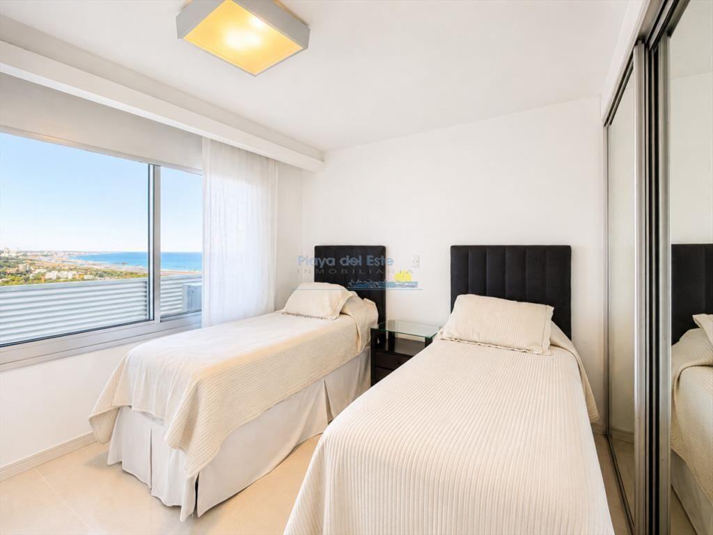 Apartamento de 3 Dormitorios y Dependencia, con y
