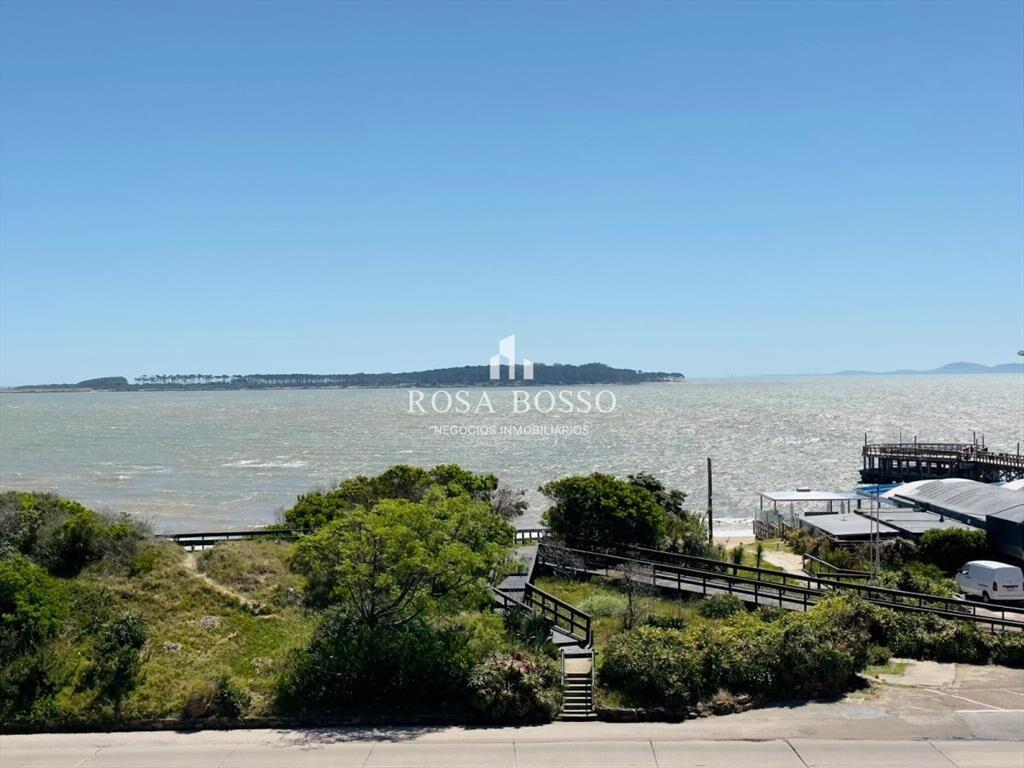 3 dormtiorios, cocina con lavadero, vista al mar.