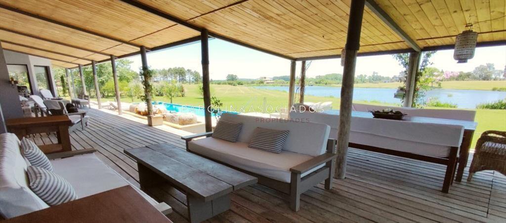 Venta de Hermosa Casa sobre la laguna en El