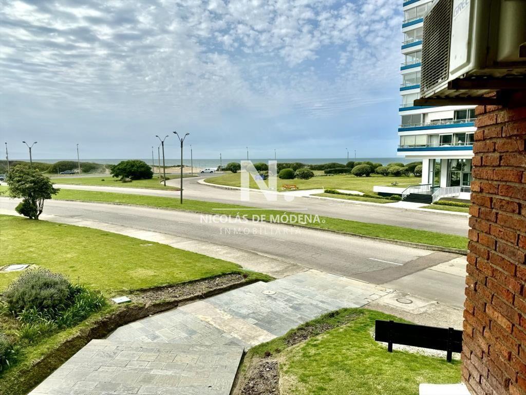 OPORTUNIDAD ! Apartamento de 2 dormitorios frente a Playa B