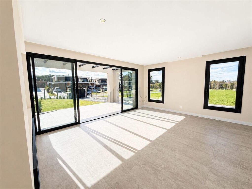 Venta Casa 4 dormitorios parrillero en Barrio Parques 2