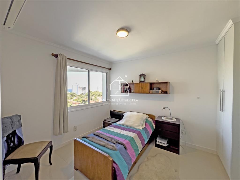 Apartamento de dos dormitorios ubicado sobre la mansa.