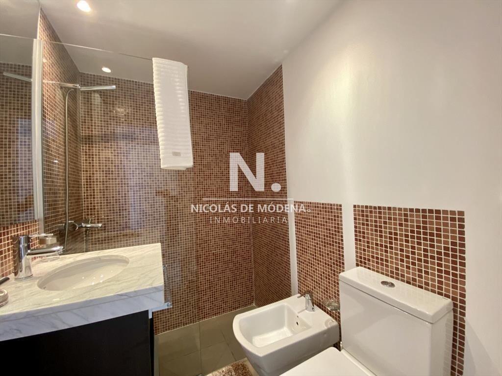 Gran living comedor con salida a amplia terraza con vista y