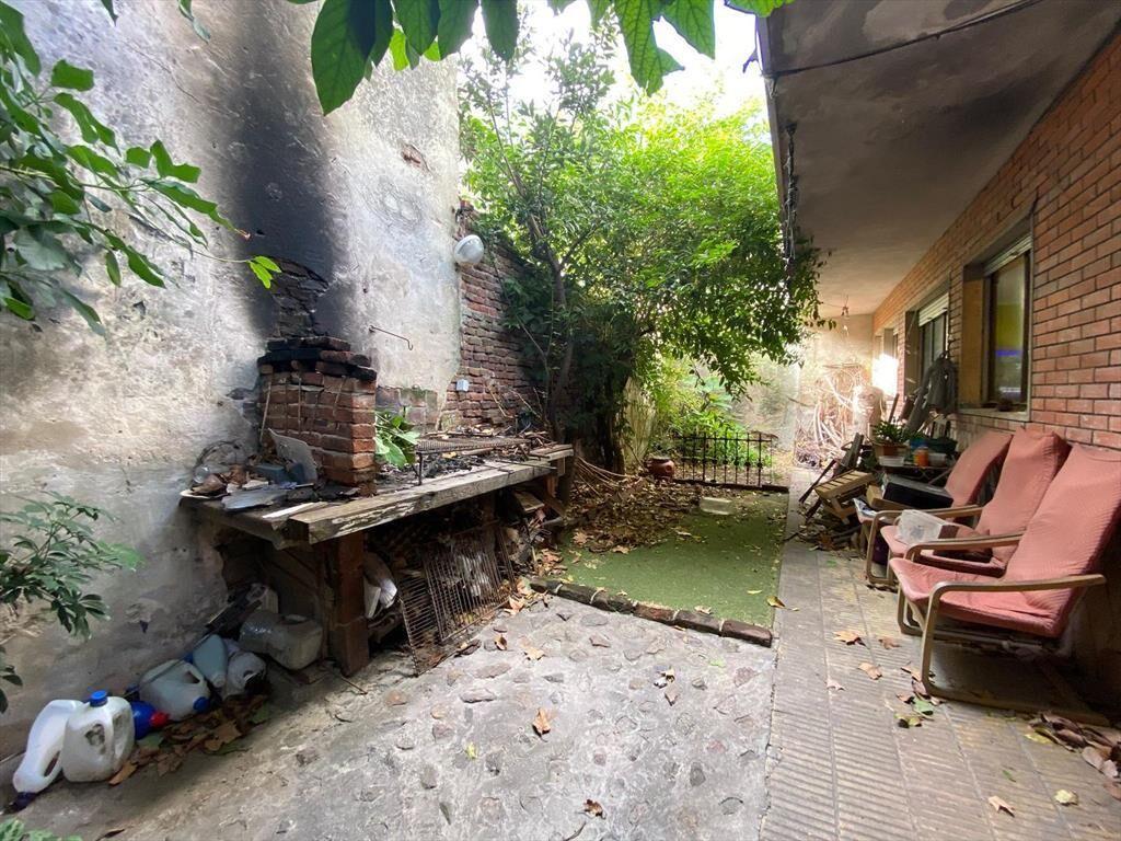 Casa a la venta en Tres Cruces atractiva para reciclar