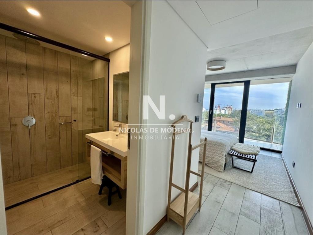 Vende apratamento en Brava Punta del Este de 2 dormitorios.