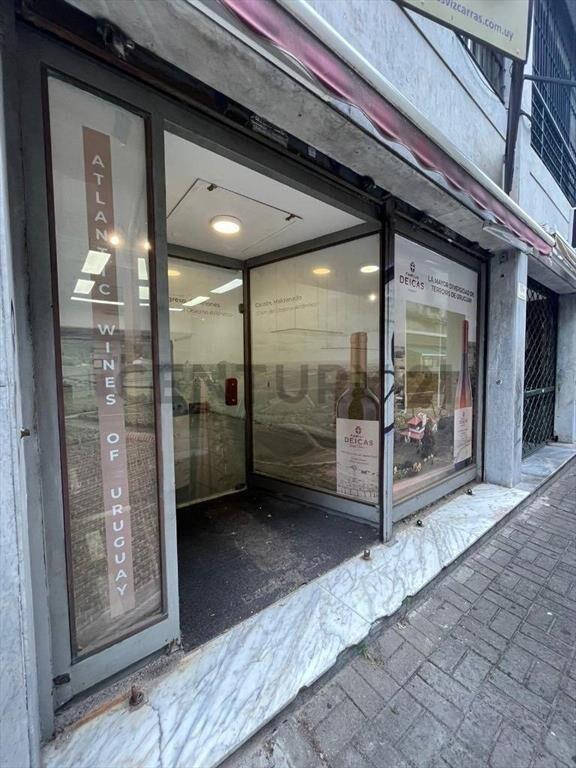 Alquiler Local comercial Ciudad Vieja, 90 m2 con depósito...