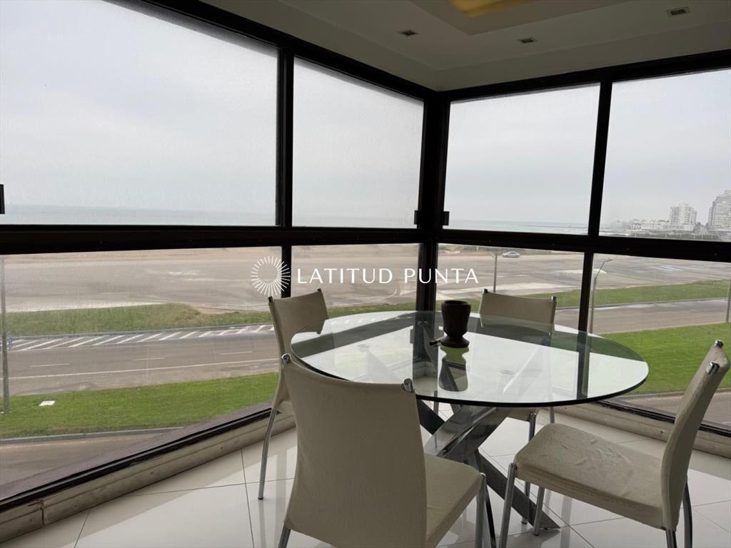 Apartamento frente al mar, 2 dormitorios más dependencia