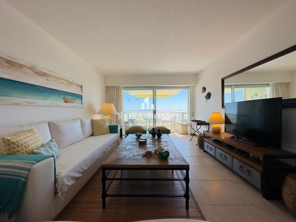 3 dormtiorios, cocina con lavadero, vista al mar.