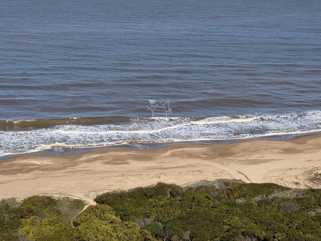 Hermosa unidad a pasos del mar