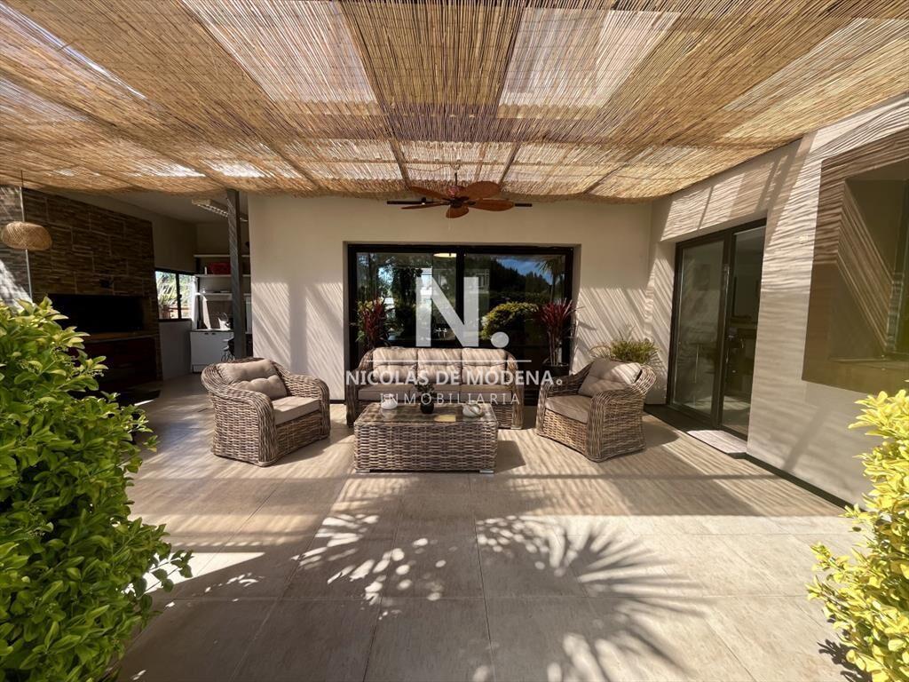 Excepcional casa de dos plantas en Le Residence en venta,