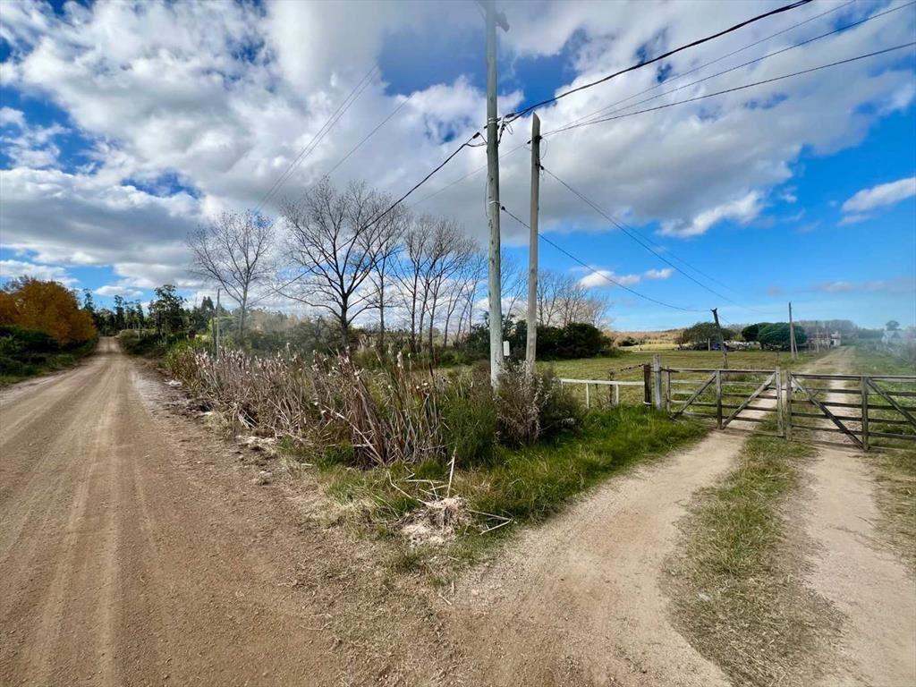 Campo con costa al Arroyo Pando y dos viviendas