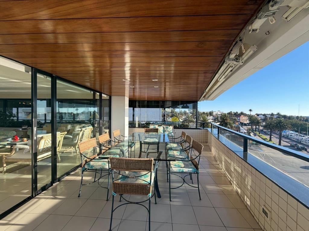 Apartamento en Venta de 3 Dormitorios y servicio
