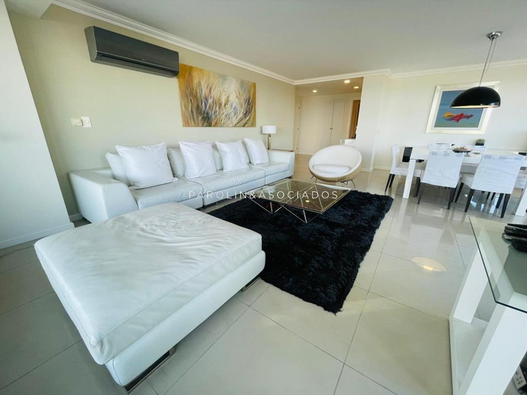 Apartamento en venta de 3 suites en Torre Punta