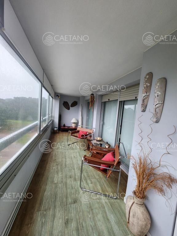 Vende apartamento de 2 dormitorios en Punta del