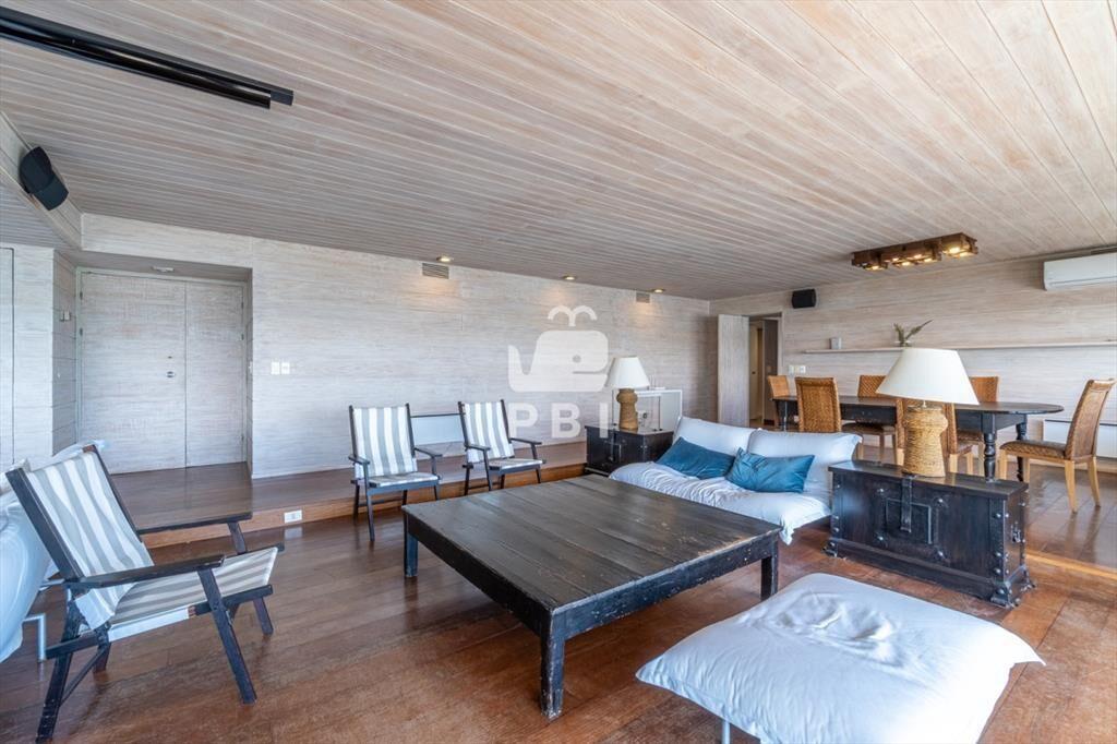 Apartamento de 3 dormitorios en Acantilados, - -