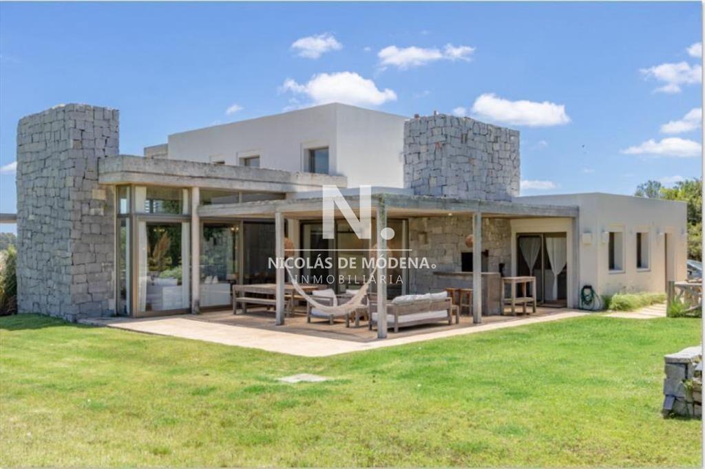 Vende impecable casa de 2 plantas con 3 en suite,